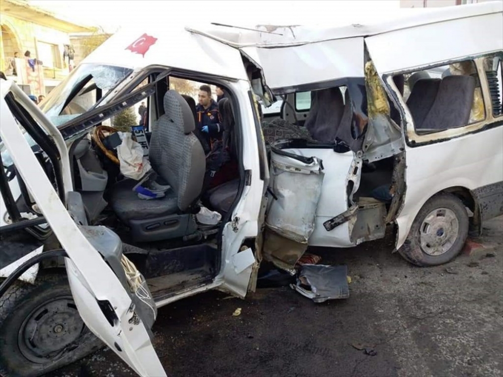 Niğde'de Tarım İşçilerini Taşıyan Minibüs Devrildi: 2 Ölü, 16 Yaralı 2