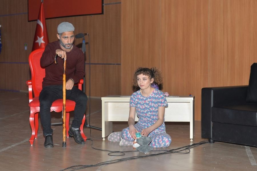 Karaman'da 'Sosyete Sevgilim' Tiyatro Oyunu İzleyicilerle Buluştu 3