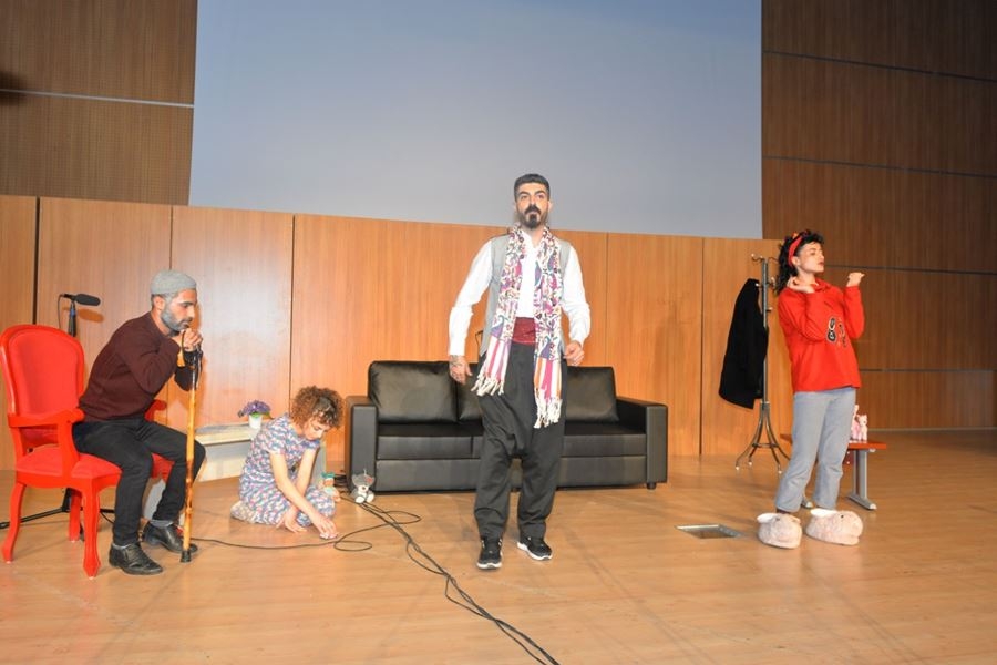 Karaman'da 'Sosyete Sevgilim' Tiyatro Oyunu İzleyicilerle Buluştu 6