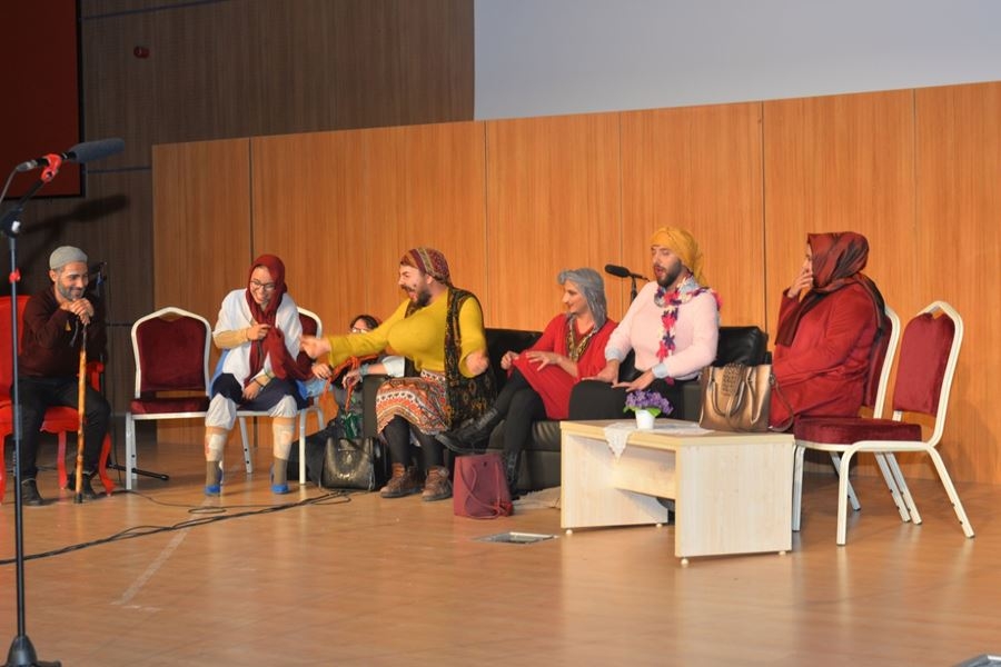 Karaman'da 'Sosyete Sevgilim' Tiyatro Oyunu İzleyicilerle Buluştu 8