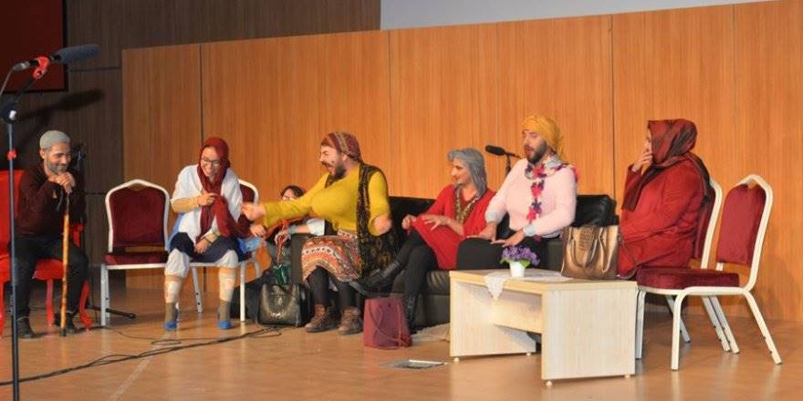 Karaman'da 'Sosyete Sevgilim' Tiyatro Oyunu İzleyicilerle Buluştu