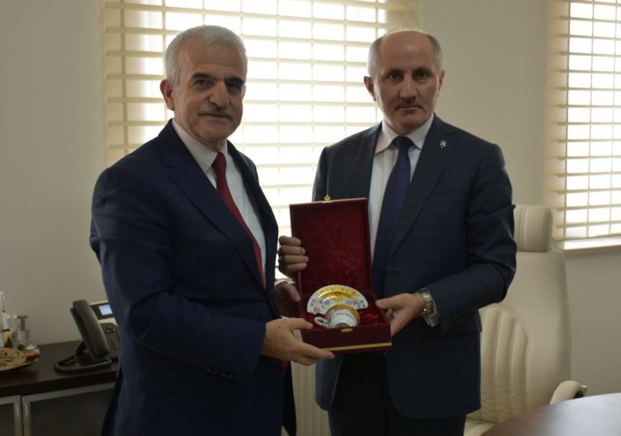 Karaman Valisi Fahri Meral , İl Milli Eğitim Müdürü Mevlüt Kuntoğlunu Zi 10