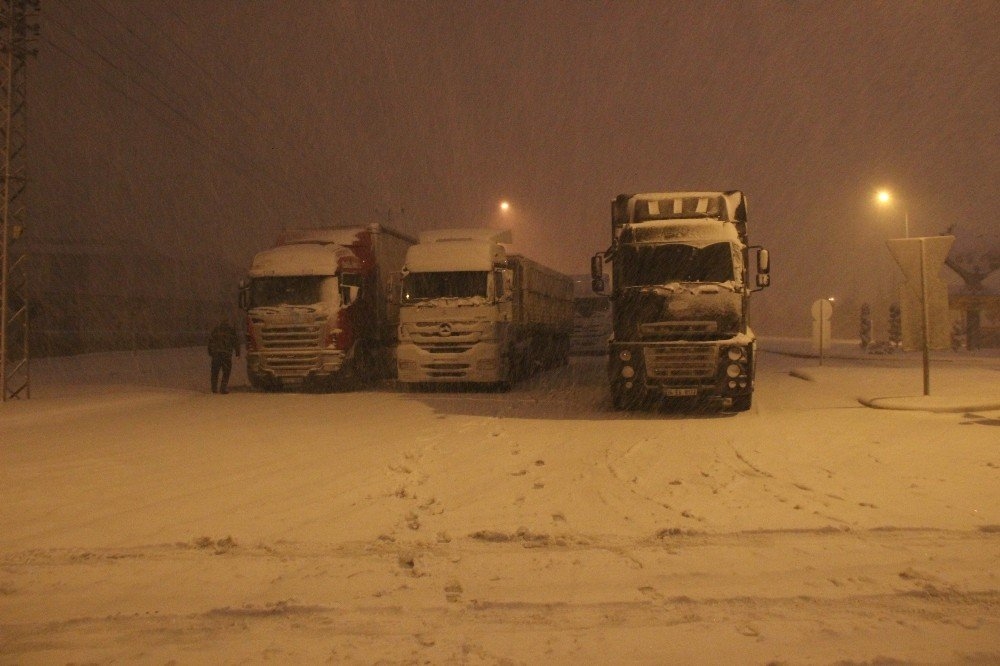 Konya’da Okullar Kar Yağışından Tatil Oldu, Yollar Ulaşıma Kapandı 1
