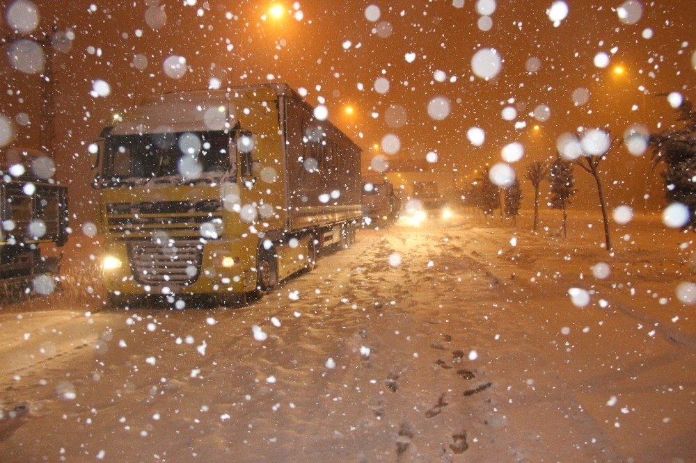 Konya’da Okullar Kar Yağışından Tatil Oldu, Yollar Ulaşıma Kapandı 4