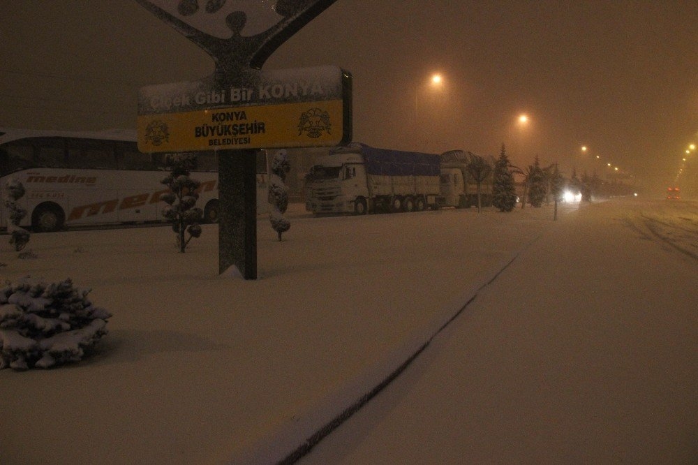Konya’da Okullar Kar Yağışından Tatil Oldu, Yollar Ulaşıma Kapandı 5