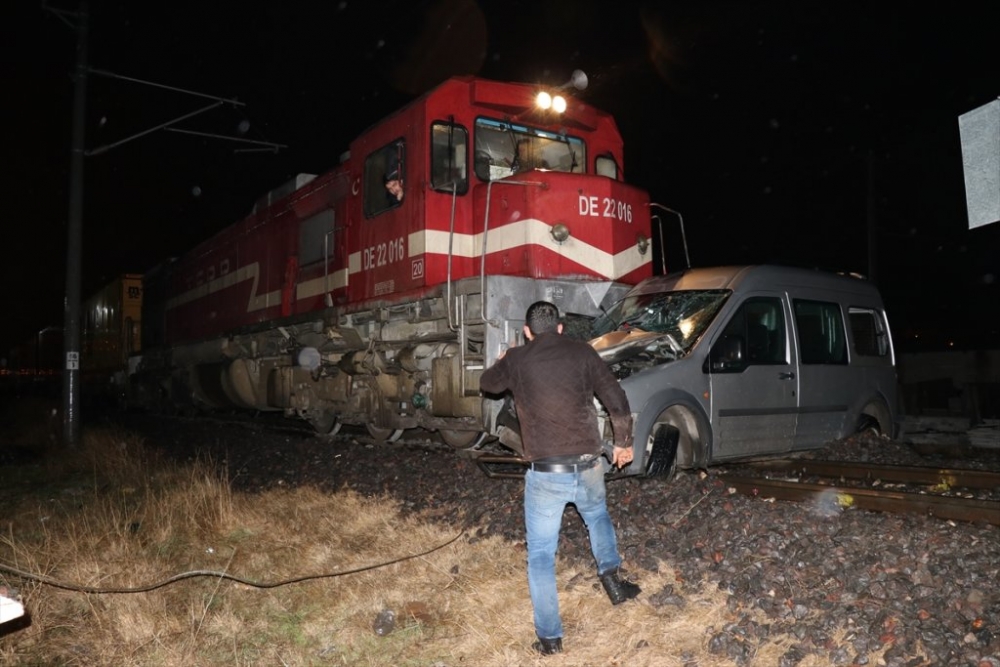 Niğde'de Yük Treni Hafif Ticari Araca Çarptı: 1 Ölü, 1 Yaralı 2