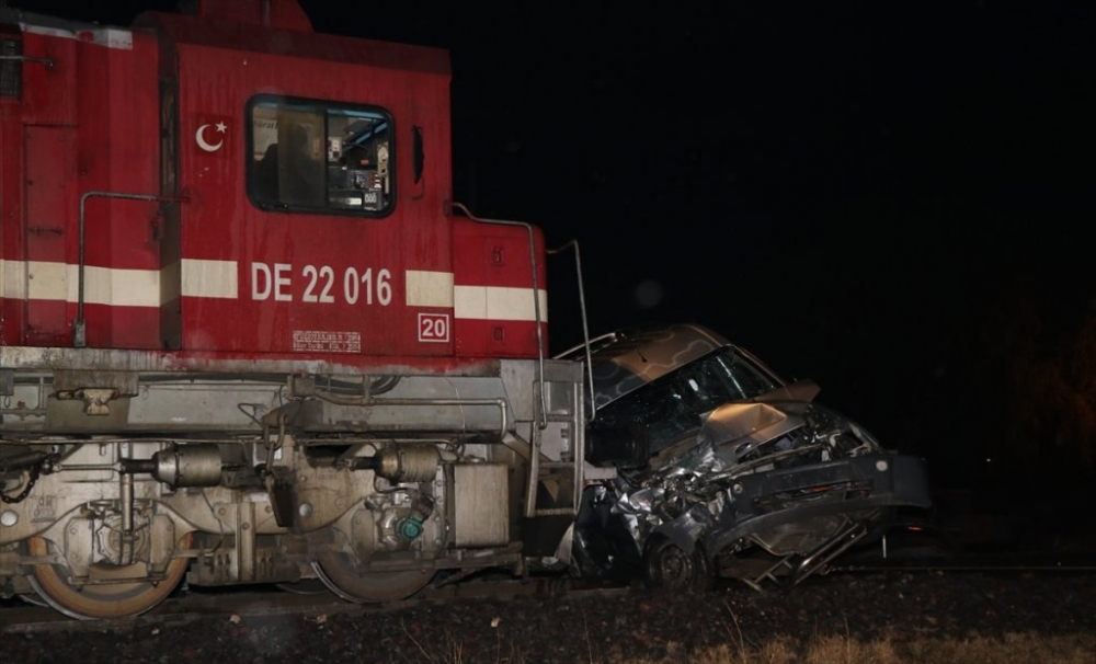 Niğde'de Yük Treni Hafif Ticari Araca Çarptı: 1 Ölü, 1 Yaralı 3