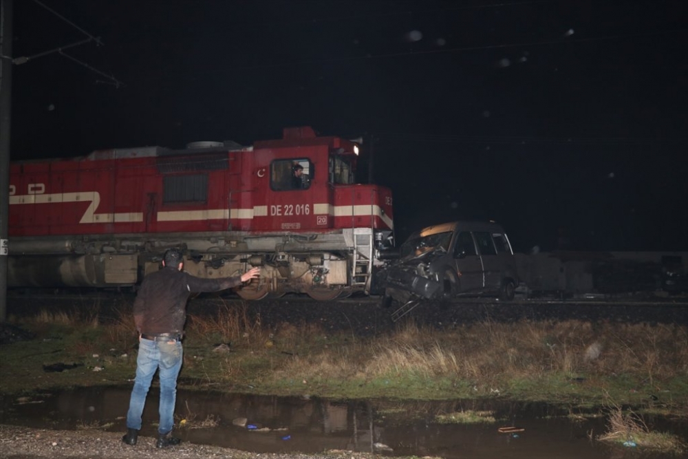 Niğde'de Yük Treni Hafif Ticari Araca Çarptı: 1 Ölü, 1 Yaralı 4