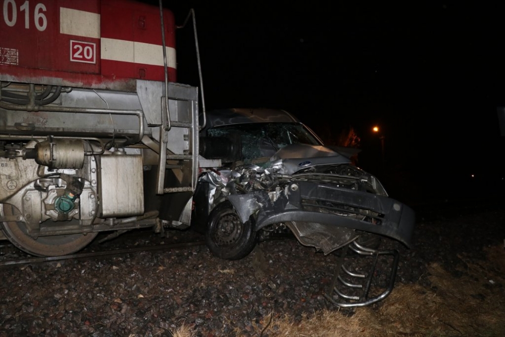 Niğde'de Yük Treni Hafif Ticari Araca Çarptı: 1 Ölü, 1 Yaralı 5