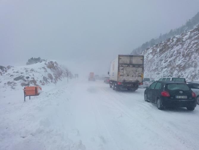 Antalya-Konya Karayolunda Kar Kalınlığı 25 Santimetreye Ulaştı 1