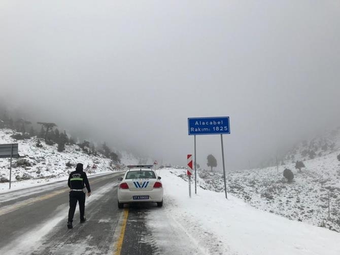 Antalya-Konya Karayolunda Kar Kalınlığı 25 Santimetreye Ulaştı 2