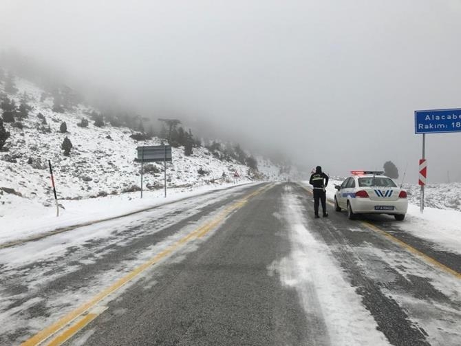 Antalya-Konya Karayolunda Kar Kalınlığı 25 Santimetreye Ulaştı 3