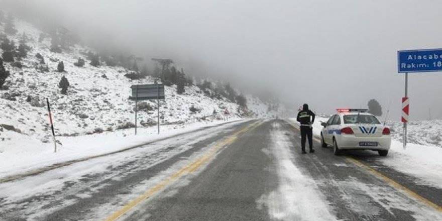 Antalya-Konya Karayolunda Kar Kalınlığı 25 Santimetreye Ulaştı