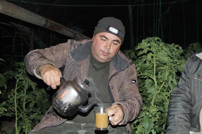 Soğuk Hava Antalya'da Çiftçiye Gece Yarısı Seraya Odun Taşıttı 14