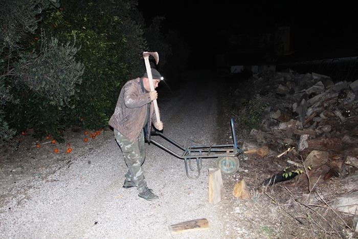 Soğuk Hava Antalya'da Çiftçiye Gece Yarısı Seraya Odun Taşıttı 15