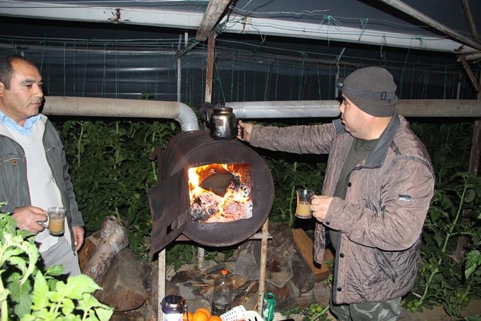 Soğuk Hava Antalya'da Çiftçiye Gece Yarısı Seraya Odun Taşıttı 2
