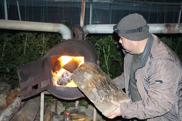 Soğuk Hava Antalya'da Çiftçiye Gece Yarısı Seraya Odun Taşıttı 3