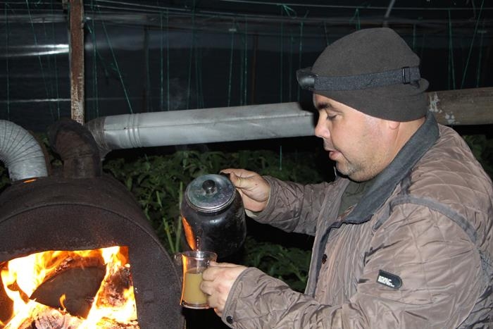 Soğuk Hava Antalya'da Çiftçiye Gece Yarısı Seraya Odun Taşıttı 9