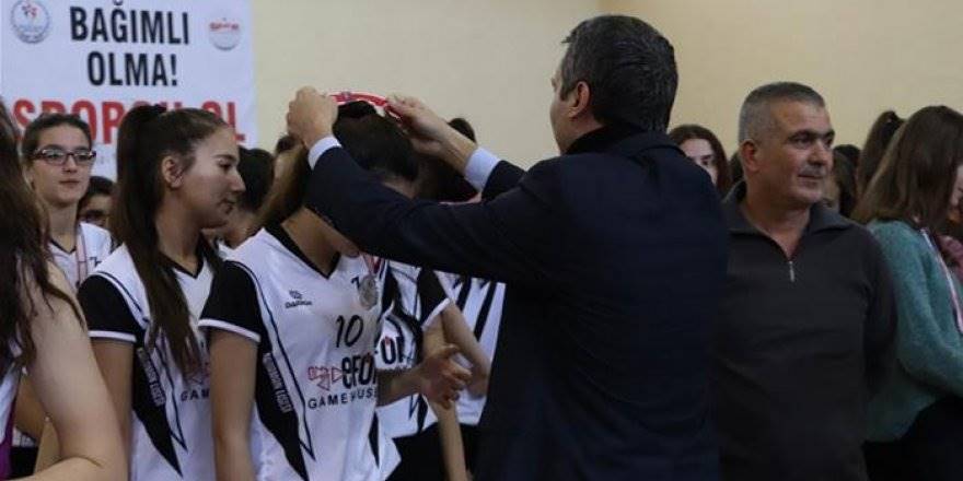 Genç Kızlar Voleybol'da Şampiyon Spor Lisesi