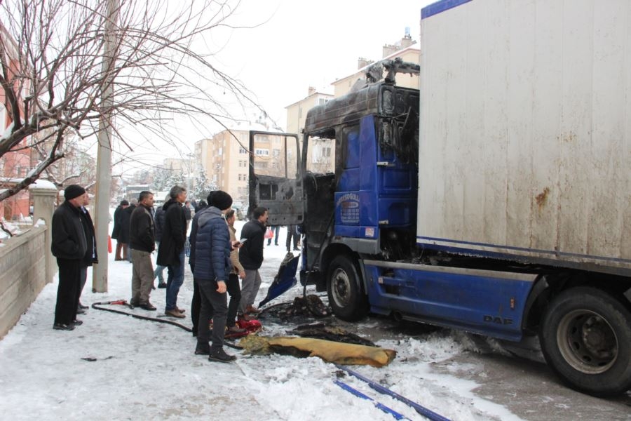 Karaman’da Park Halindeki Tır Alev Alev Yandı 4