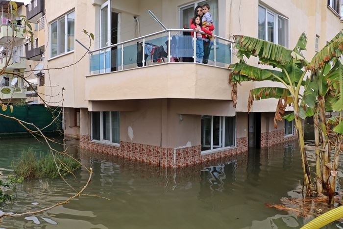 Evlerine Aniden Su Basınca Tsunami Sandılar 15