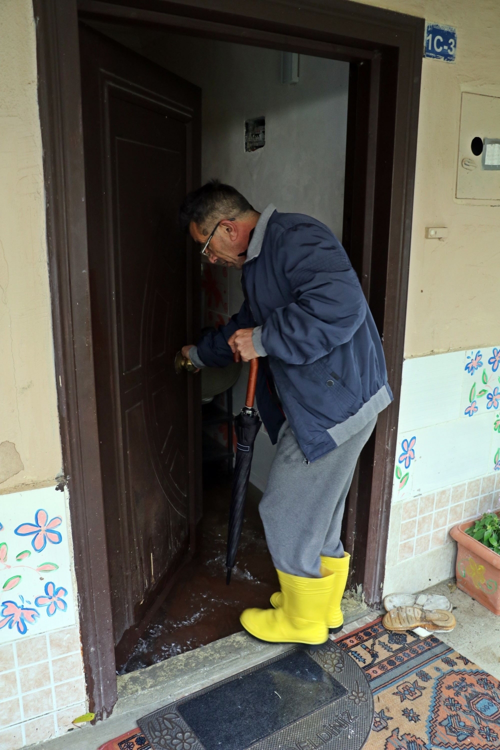 Evlerine Aniden Su Basınca Tsunami Sandılar 18