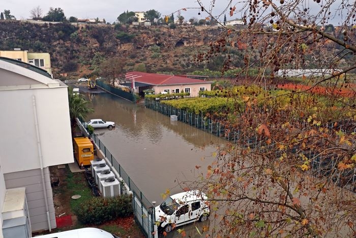 Evlerine Aniden Su Basınca Tsunami Sandılar 2