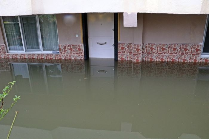 Evlerine Aniden Su Basınca Tsunami Sandılar 4