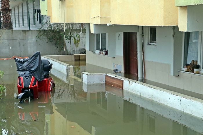 Evlerine Aniden Su Basınca Tsunami Sandılar 6