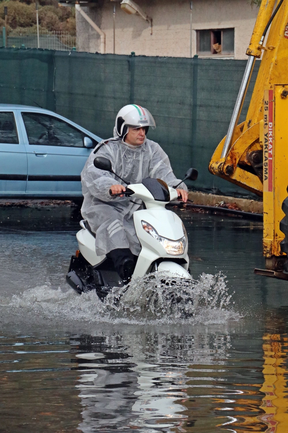 Evlerine Aniden Su Basınca Tsunami Sandılar 9