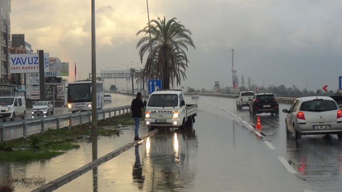 Antalya D-400 Karayolundaki Su Birikintileri Kazaya Neden Oldu 1