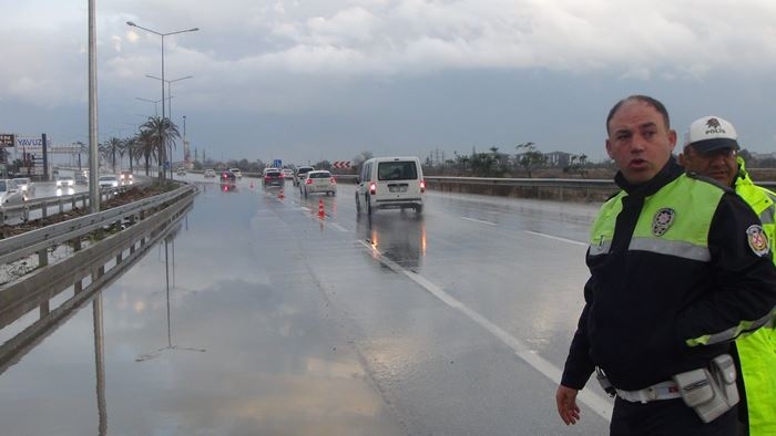 Antalya D-400 Karayolundaki Su Birikintileri Kazaya Neden Oldu 2
