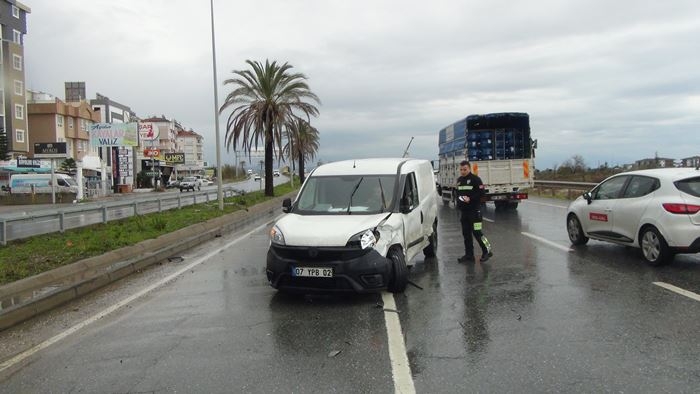 Antalya D-400 Karayolundaki Su Birikintileri Kazaya Neden Oldu 3