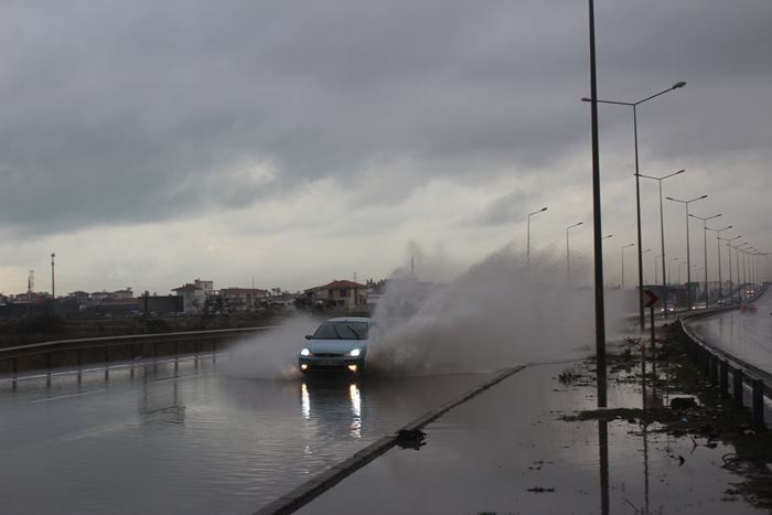 Antalya D-400 Karayolundaki Su Birikintileri Kazaya Neden Oldu 4