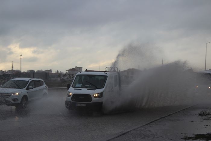 Antalya D-400 Karayolundaki Su Birikintileri Kazaya Neden Oldu 5