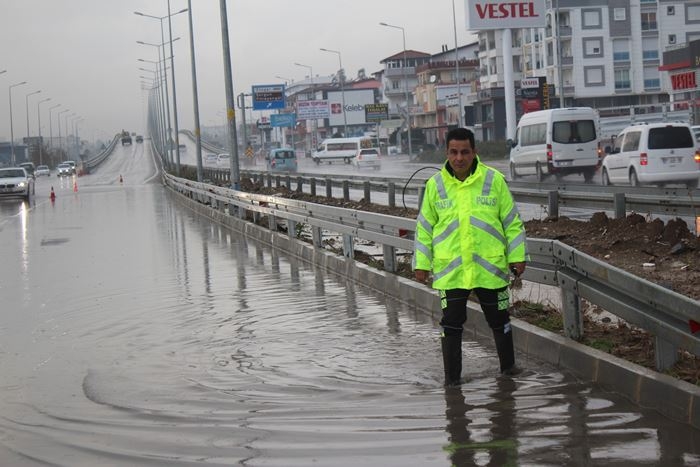 Antalya D-400 Karayolundaki Su Birikintileri Kazaya Neden Oldu 6