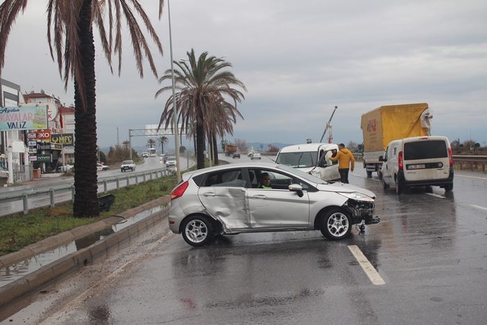 Antalya D-400 Karayolundaki Su Birikintileri Kazaya Neden Oldu 7