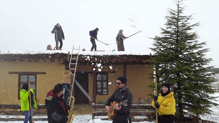 Sanatçılar Kerpiç Evlerin Toprak Damında Kar Küredi 2