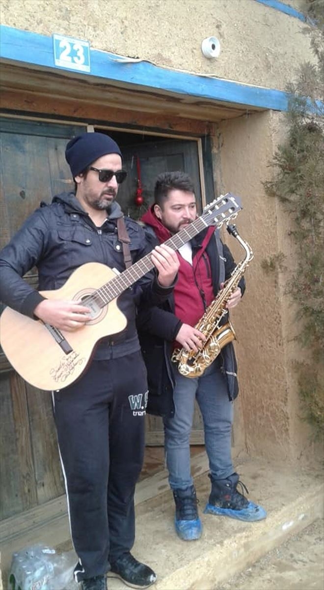 Sanatçılar Kerpiç Evlerin Toprak Damında Kar Küredi 3