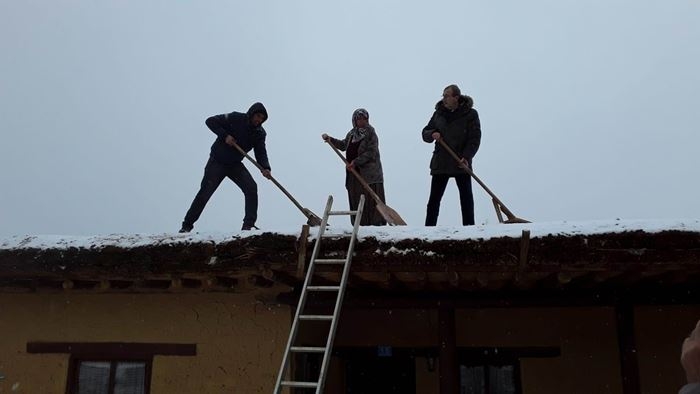 Sanatçılar Kerpiç Evlerin Toprak Damında Kar Küredi 6