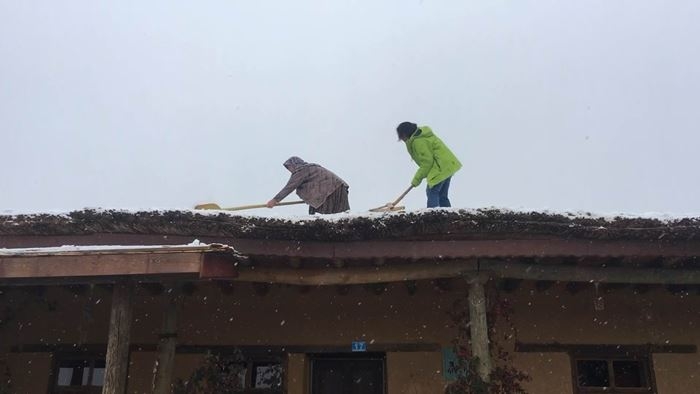 Sanatçılar Kerpiç Evlerin Toprak Damında Kar Küredi 7