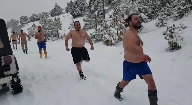 Karaman'da Doğa Severler Karda Kıyafetlerini Çıkartıp Eğlendiler İlgi Od 1