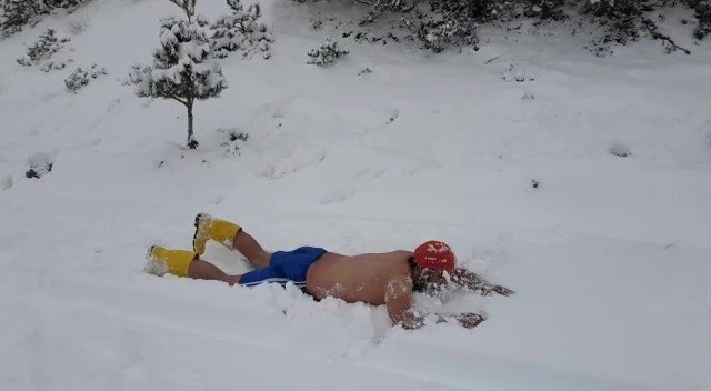 Karaman'da Doğa Severler Karda Kıyafetlerini Çıkartıp Eğlendiler İlgi Od 2