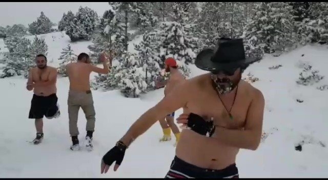 Karaman'da Doğa Severler Karda Kıyafetlerini Çıkartıp Eğlendiler İlgi Od 3