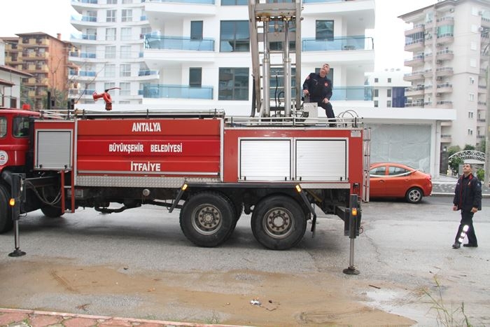 Antalya'nın Alanya İlçesin'de 4 Katlı Binada Yangın Paniği 12