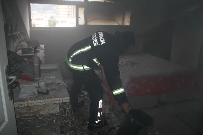 Antalya'nın Alanya İlçesin'de 4 Katlı Binada Yangın Paniği 7