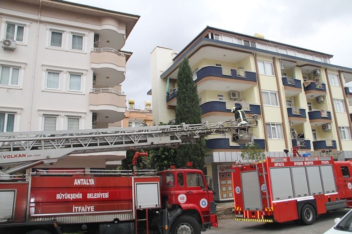 Antalya'nın Alanya İlçesin'de 4 Katlı Binada Yangın Paniği 9