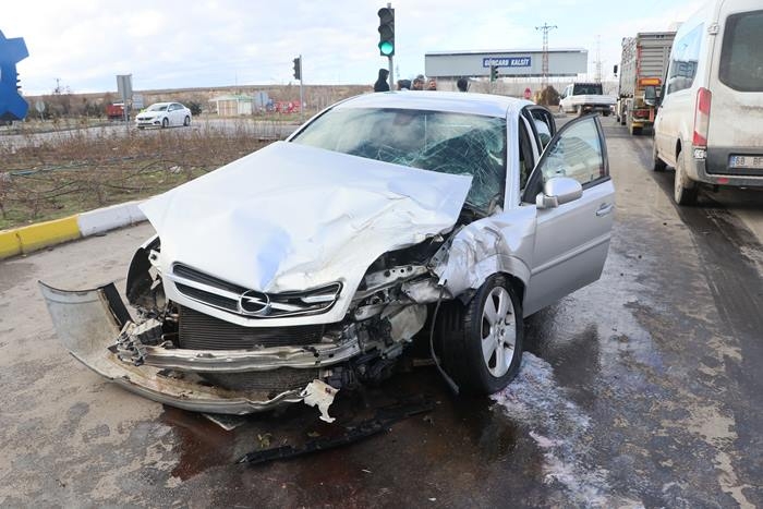 Kırmızı Işık İhlali Kazaya Neden Oldu: 1'i Çocuk 3 Yaralı 2