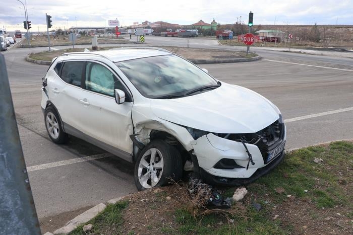 Kırmızı Işık İhlali Kazaya Neden Oldu: 1'i Çocuk 3 Yaralı 3