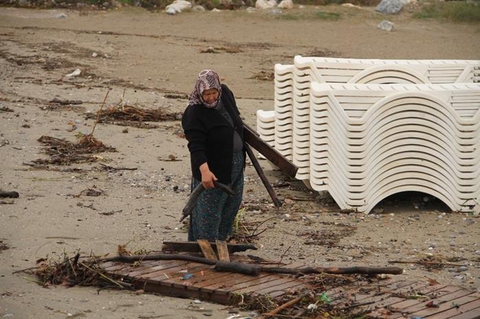 Antalya'da Kışlık Odun Toplamak İçin Sahile Akın Ettiler 3
